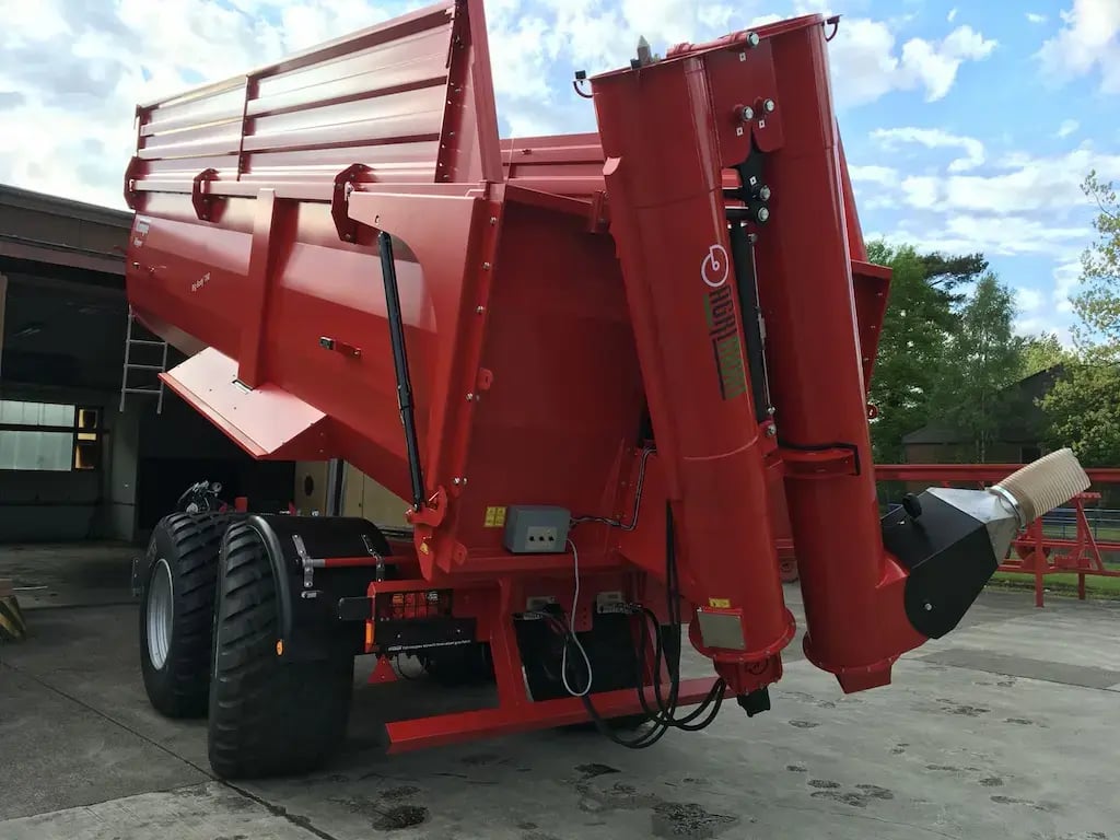 Agrimont BOK, nazev HP 400 an Krampe Premium-Ausstattung mit neuer Rückwand